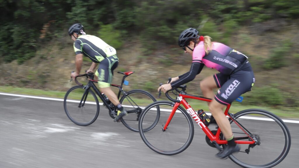 Ciclisti in azione durante una tappa del GiroSardegna